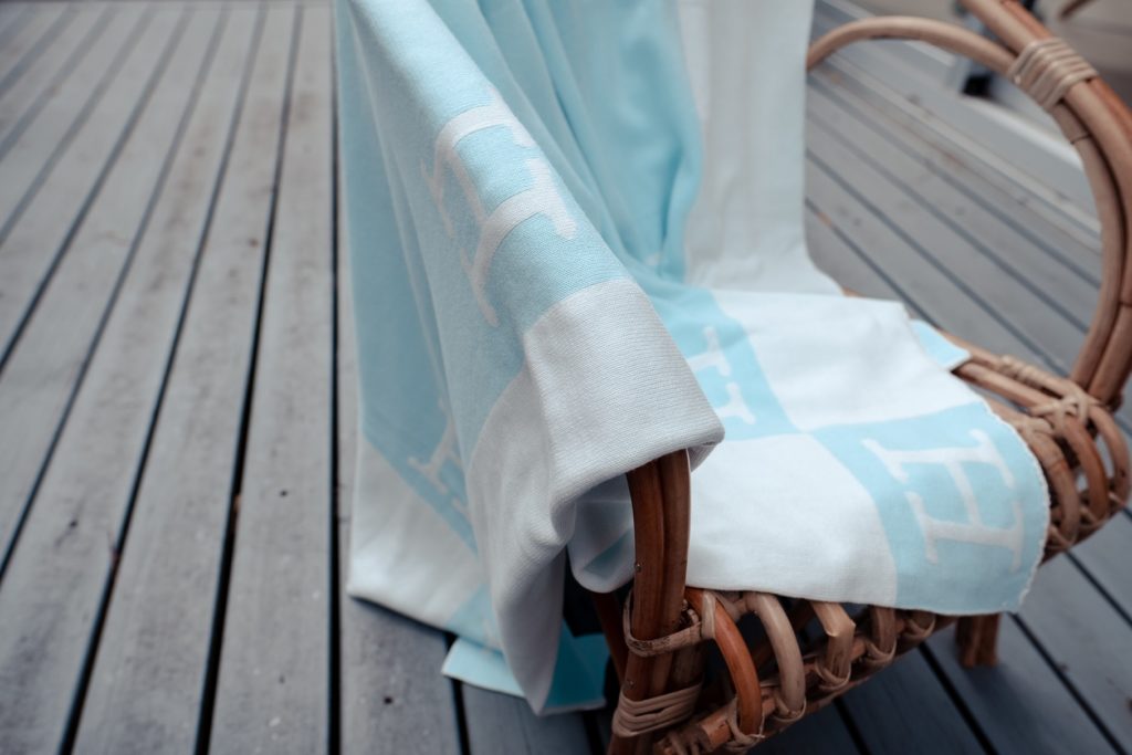 Avalon Bebe – Personalised Knitted Letter Blankets