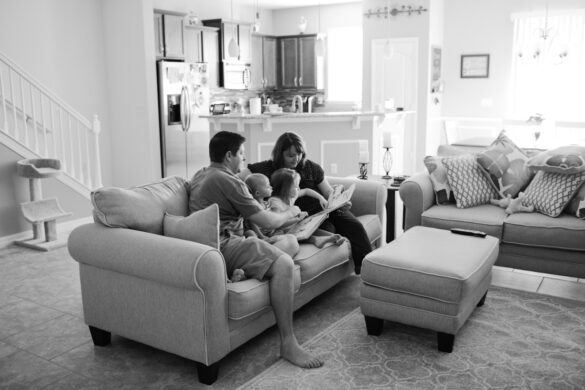 Prscilla Barbosa photography - family reading stories together