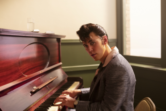 Elivs at the paino (Austin Butler) film 2022